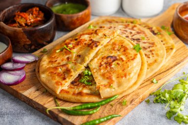 Aloo paratha özellikle Punjab, Uttar Pradesh ve Bihar 'da popüler bir Kuzey Hindistan yemeğidir. Baharatlı patates püresiyle doldurulmuş, tereyağı ve ekşi achar ile servis edilen bir ekmek.).