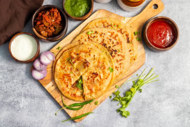 Aloo paratha özellikle Punjab, Uttar Pradesh ve Bihar 'da popüler bir Kuzey Hindistan yemeğidir. Baharatlı patates püresiyle doldurulmuş, tereyağı ve ekşi achar ile servis edilen bir ekmek.).