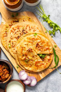 Aloo paratha özellikle Punjab, Uttar Pradesh ve Bihar 'da popüler bir Kuzey Hindistan yemeğidir. Baharatlı patates püresiyle doldurulmuş, tereyağı ve ekşi achar ile servis edilen bir ekmek.).