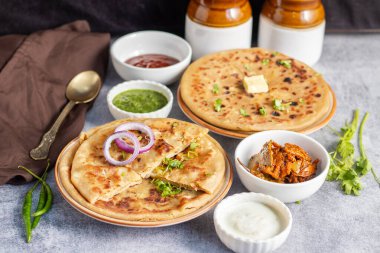 Aloo paratha özellikle Punjab, Uttar Pradesh ve Bihar 'da popüler bir Kuzey Hindistan yemeğidir. Baharatlı patates püresiyle doldurulmuş, tereyağı ve ekşi achar ile servis edilen bir ekmek.).