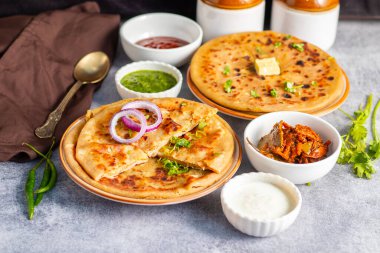 Aloo paratha özellikle Punjab, Uttar Pradesh ve Bihar 'da popüler bir Kuzey Hindistan yemeğidir. Baharatlı patates püresiyle doldurulmuş, tereyağı ve ekşi achar ile servis edilen bir ekmek.).