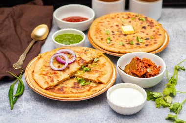 Aloo paratha özellikle Punjab, Uttar Pradesh ve Bihar 'da popüler bir Kuzey Hindistan yemeğidir. Baharatlı patates püresiyle doldurulmuş, tereyağı ve ekşi achar ile servis edilen bir ekmek.).