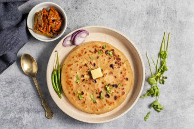 Aloo paratha özellikle Punjab, Uttar Pradesh ve Bihar 'da popüler bir Kuzey Hindistan yemeğidir. Baharatlı patates püresiyle doldurulmuş, tereyağı ve ekşi achar ile servis edilen bir ekmek.).