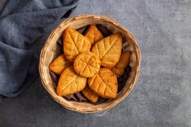 Thekua, Uttar Pradesh ve Bihar 'da Chhas Puja sırasında sunulan buğday unu, jaggery ve ghee ile yapılan geleneksel bir tatlıdır..