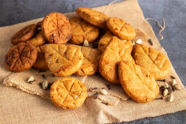 Thekua, Uttar Pradesh ve Bihar 'da Chhas Puja sırasında sunulan buğday unu, jaggery ve ghee ile yapılan geleneksel bir tatlıdır..