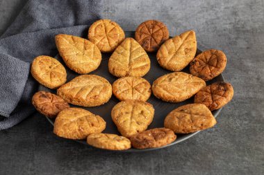 Thekua, Uttar Pradesh ve Bihar 'da Chhas Puja sırasında sunulan buğday unu, jaggery ve ghee ile yapılan geleneksel bir tatlıdır..