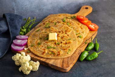 Gobi Paratha baharatlı karnabahar dolmasıyla yapılmış bir Hint ekmeğidir. Paratha, kıtır kıtır altın bir dokuda kızartılmış yoğurt, turşu ya da baharatla servis ediliyor..