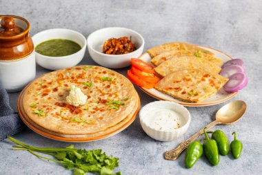 Gobi Paratha baharatlı karnabahar dolmasıyla yapılmış bir Hint ekmeğidir. Paratha, kıtır kıtır altın bir dokuda kızartılmış yoğurt, turşu ya da baharatla servis ediliyor..