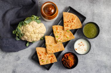 Gobi Paratha baharatlı karnabahar dolmasıyla yapılmış bir Hint ekmeğidir. Paratha, kıtır kıtır altın bir dokuda kızartılmış yoğurt, turşu ya da baharatla servis ediliyor..