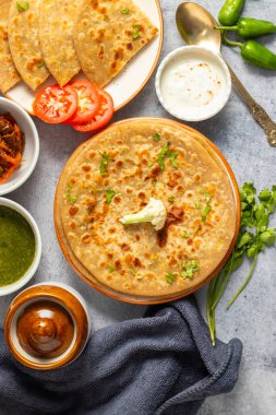 Gobi Paratha baharatlı karnabahar dolmasıyla yapılmış bir Hint ekmeğidir. Paratha, kıtır kıtır altın bir dokuda kızartılmış yoğurt, turşu ya da baharatla servis ediliyor..