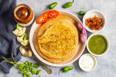 Gobi Paratha baharatlı karnabahar dolmasıyla yapılmış bir Hint ekmeğidir. Paratha, kıtır kıtır altın bir dokuda kızartılmış yoğurt, turşu ya da baharatla servis ediliyor..