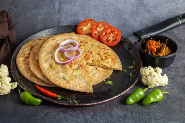 Gobi Paratha baharatlı karnabahar dolmasıyla yapılmış bir Hint ekmeğidir. Paratha, kıtır kıtır altın bir dokuda kızartılmış yoğurt, turşu ya da baharatla servis ediliyor..