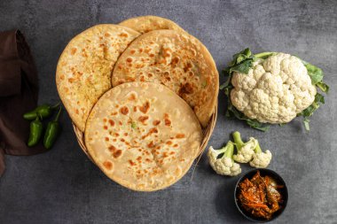 Gobi Paratha baharatlı karnabahar dolmasıyla yapılmış bir Hint ekmeğidir. Paratha, kıtır kıtır altın bir dokuda kızartılmış yoğurt, turşu ya da baharatla servis ediliyor..