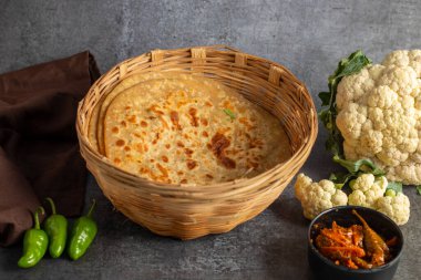 Gobi Paratha baharatlı karnabahar dolmasıyla yapılmış bir Hint ekmeğidir. Paratha, kıtır kıtır altın bir dokuda kızartılmış yoğurt, turşu ya da baharatla servis ediliyor..