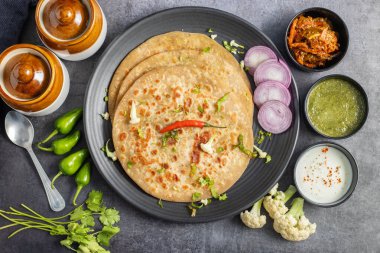 Gobi Paratha baharatlı karnabahar dolmasıyla yapılmış bir Hint ekmeğidir. Paratha, kıtır kıtır altın bir dokuda kızartılmış yoğurt, turşu ya da baharatla servis ediliyor..