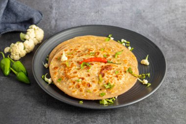 Gobi Paratha baharatlı karnabahar dolmasıyla yapılmış bir Hint ekmeğidir. Paratha, kıtır kıtır altın bir dokuda kızartılmış yoğurt, turşu ya da baharatla servis ediliyor..