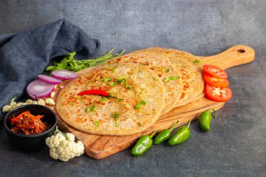 Gobi Paratha baharatlı karnabahar dolmasıyla yapılmış bir Hint ekmeğidir. Paratha, kıtır kıtır altın bir dokuda kızartılmış yoğurt, turşu ya da baharatla servis ediliyor..