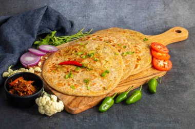 Gobi Paratha baharatlı karnabahar dolmasıyla yapılmış bir Hint ekmeğidir. Paratha, kıtır kıtır altın bir dokuda kızartılmış yoğurt, turşu ya da baharatla servis ediliyor..