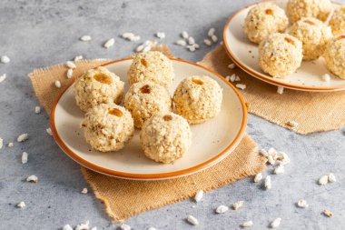 Moa geleneksel bir Bengali tatlısıdır. Pofuduk pirinç, tırtıklı ve hindistan cevizlidir. Genellikle küçük yuvarlak toplara dönüşür..