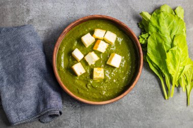 Palak Paneer, baharat ve otlarla tatlandırılmış ıspanak (palak) ve paneer ile yapılan kremalı bir Hint yemeğidir. Sağlıklı, lezzetli.!