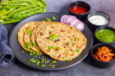 Palak paratha yumuşak, ıspanak dolu kremalı, baharatlı palmiye aromalı ıspanak aromalı ve süzme peynirli körili bir ekmek..