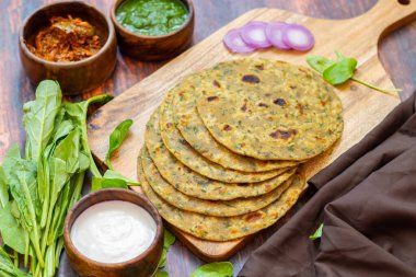 Palak paratha yumuşak, ıspanak dolu kremalı, baharatlı palmiye aromalı ıspanak aromalı ve süzme peynirli körili bir ekmek..