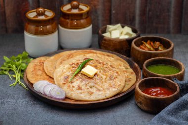 Paneer ka paratha baharatlı paneer ile doldurulmuş lezzetli bir Hint ekmeği, acılı, lor ya da turşu ile servis edilir..