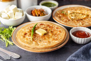 Paneer ka paratha baharatlı paneer ile doldurulmuş lezzetli bir Hint ekmeği, acılı, lor ya da turşu ile servis edilir..