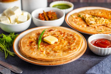 Paneer ka paratha baharatlı paneer ile doldurulmuş lezzetli bir Hint ekmeği, acılı, lor ya da turşu ile servis edilir..
