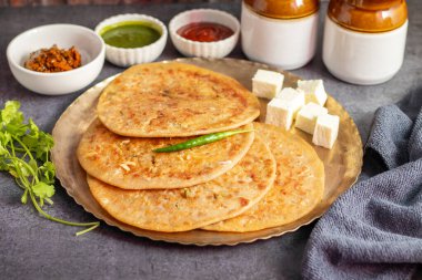 Paneer ka paratha baharatlı paneer ile doldurulmuş lezzetli bir Hint ekmeği, acılı, lor ya da turşu ile servis edilir..