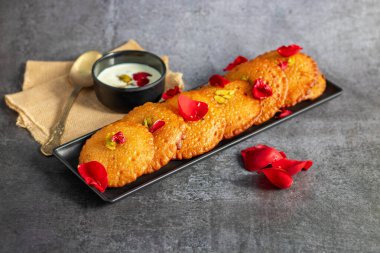 Malpua, un, şeker ve hindistan cevizinden yapılan, çıtır çıtır olana kadar kızartılmış, sonra tatlı şuruba batırılmış ve kakule katılmış geleneksel bir Hint tatlısıdır..