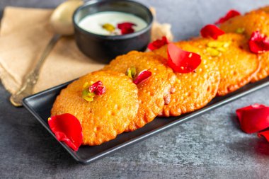 Malpua, un, şeker ve hindistan cevizinden yapılan, çıtır çıtır olana kadar kızartılmış, sonra tatlı şuruba batırılmış ve kakule katılmış geleneksel bir Hint tatlısıdır..