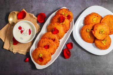 Malpua, un, şeker ve hindistan cevizinden yapılan, çıtır çıtır olana kadar kızartılmış, sonra tatlı şuruba batırılmış ve kakule katılmış geleneksel bir Hint tatlısıdır..