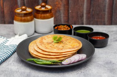 Paneer ka paratha baharatlı süzme peynirle dolu yumuşak, doldurulmuş bir Hint ekmeğidir. Kahvaltı ya da öğle yemeği için mükemmeldir..