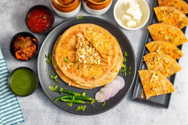 Paneer ka paratha baharatlı süzme peynirle dolu yumuşak, doldurulmuş bir Hint ekmeğidir. Kahvaltı ya da öğle yemeği için mükemmeldir..