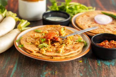  Mooli paratha rendelenmiş turp, tam buğday unu ve baharattan yapılmış lezzetli, besleyici ve sağlıklı bir yemek sunan bir Hint ekmeğidir..