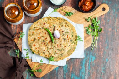 Methi paratha, çemen otu yaprakları, tam buğday unu, baharatlar ve ghee ile yapılan lezzetli, aromatik ve besleyici bir yemek sunan lezzetli bir Hint ekmeğidir..