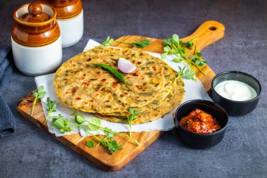Methi paratha, çemen otu yaprakları, tam buğday unu, baharatlar ve ghee ile yapılan lezzetli, aromatik ve besleyici bir yemek sunan lezzetli bir Hint ekmeğidir..