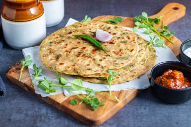 Methi paratha, çemen otu yaprakları, tam buğday unu, baharatlar ve ghee ile yapılan lezzetli, aromatik ve besleyici bir yemek sunan lezzetli bir Hint ekmeğidir..