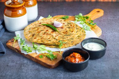 Methi paratha, çemen otu yaprakları, tam buğday unu, baharatlar ve ghee ile yapılan lezzetli, aromatik ve besleyici bir yemek sunan lezzetli bir Hint ekmeğidir..