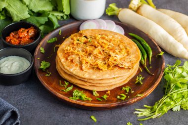 Mooli paratha rendelenmiş turp, tam buğday unu ve baharattan yapılmış lezzetli, besleyici ve sağlıklı bir yemek sunan bir Hint ekmeğidir..