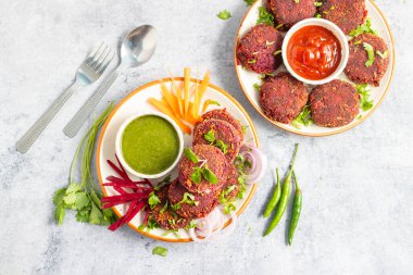 Pancar tikka, salamura pancar parçacıklarından yapılmış, ızgara ya da kavrulmuş ve aromatik baharatlarla tatlandırılmış canlı bir yemektir..