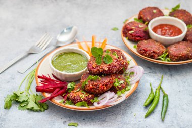 Pancar tikka, salamura pancar parçacıklarından yapılmış, ızgara ya da kavrulmuş ve aromatik baharatlarla tatlandırılmış canlı bir yemektir..