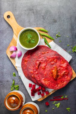 Pancar paratha tam buğday unu, rendelenmiş pancar kökü ve baharatlarla yapılmış canlı, yumuşak bir Hint ekmeğidir. Besleyici ve lezzetli.!