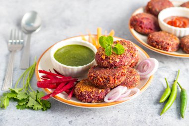 Pancar tikka, salamura pancar parçacıklarından yapılmış, ızgara ya da kavrulmuş ve aromatik baharatlarla tatlandırılmış canlı bir yemektir..