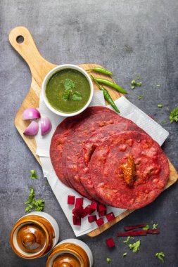 Pancar paratha tam buğday unu, rendelenmiş pancar kökü ve baharatlarla yapılmış canlı, yumuşak bir Hint ekmeğidir. Besleyici ve lezzetli.!