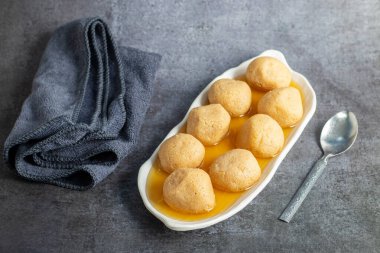  Lezzetli Nolen Gurer Rosogolla, Geleneksel Bengali Tatlısı Hurma Jaggery ile Karıştırılmış