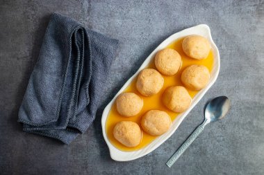  Lezzetli Nolen Gurer Rosogolla, Geleneksel Bengali Tatlısı Hurma Jaggery ile Karıştırılmış