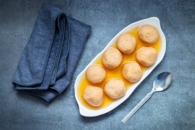  Lezzetli Nolen Gurer Rosogolla, Geleneksel Bengali Tatlısı Hurma Jaggery ile Karıştırılmış