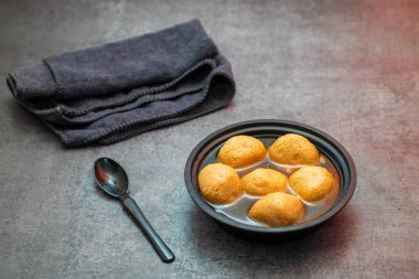 Lezzetli Nolen Gurer Rosogolla, Geleneksel Bengali Tatlısı Hurma Jaggery ile Karıştırılmış
